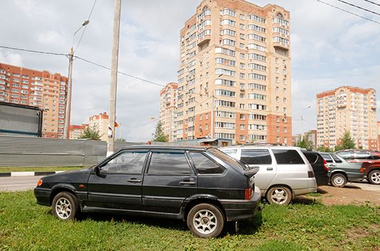 
Штрафы за парковку на газонах хотят прописать в КоАП
