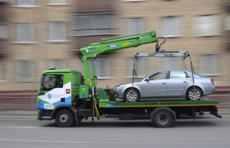 <br />
Как ГИБДД эвакуирует машины с улиц, где парковка разрешена<br />
