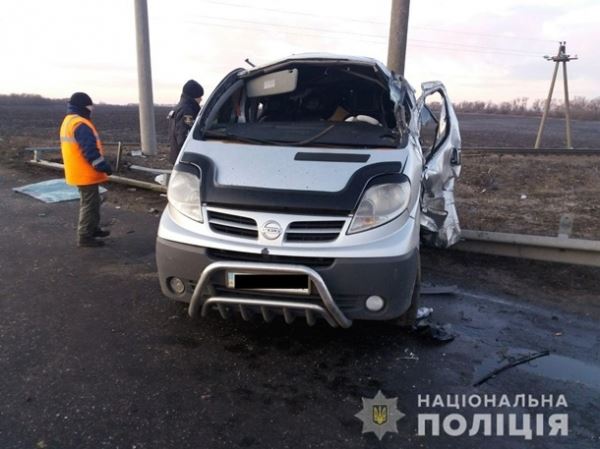На Николаевщине перевернулся и влетел в отбойник микроавтобус: семь раненых