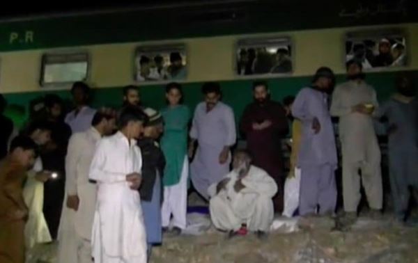 В Пакистане поезд протаранил автобус: 30 жертв