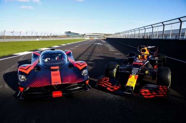 Гонщики Формулы 1 протестировали Aston Martin Valkyrie