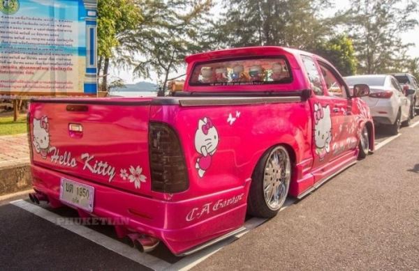 <br />
			Toyota Hilux Vigo — передвижной бар Hello Kitty (8 фото)