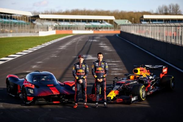 Гонщики Формулы 1 протестировали Aston Martin Valkyrie